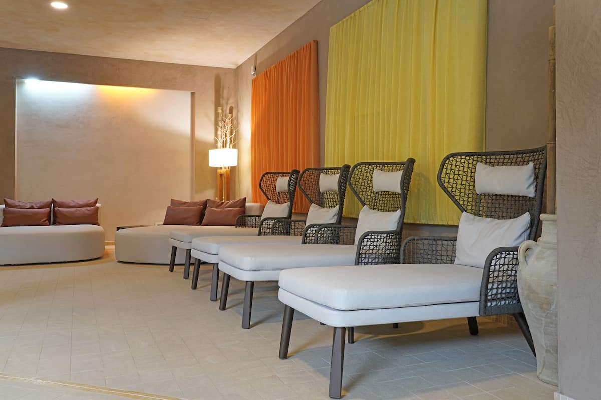 couples treatment room(s), sauna, hot tub, hot springs/mineral springs