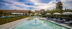 Una piscina cubierta, 4 piscinas al aire libre, sombrillas