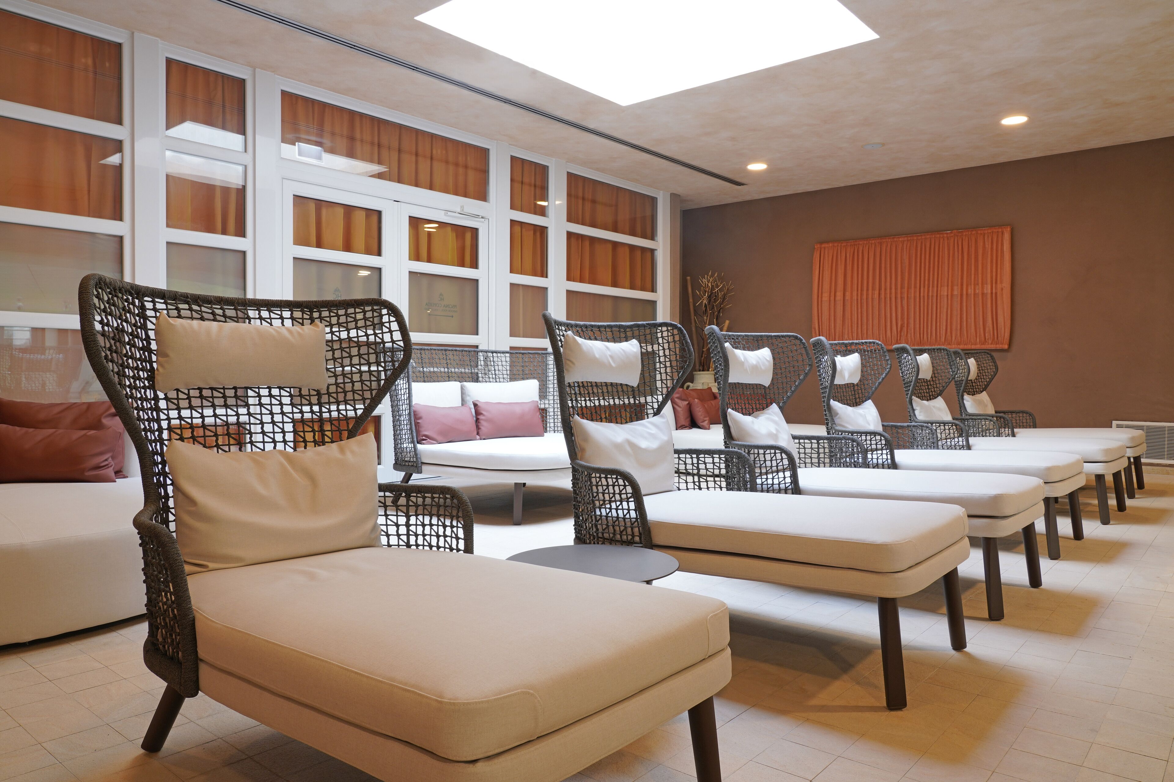 couples treatment room(s), sauna, hot tub, hot springs/mineral springs