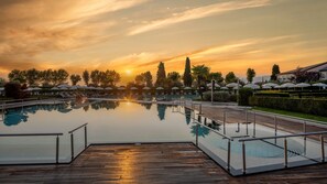 Indoor pool, 4 outdoor pools, pool umbrellas - Hotel Caesius Thermae & Spa Resort (Bardolino)