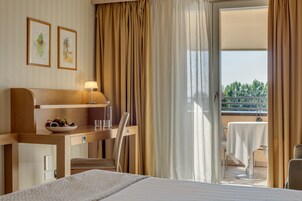 Ropa de cama de alta calidad, cubrecamas y minibar 