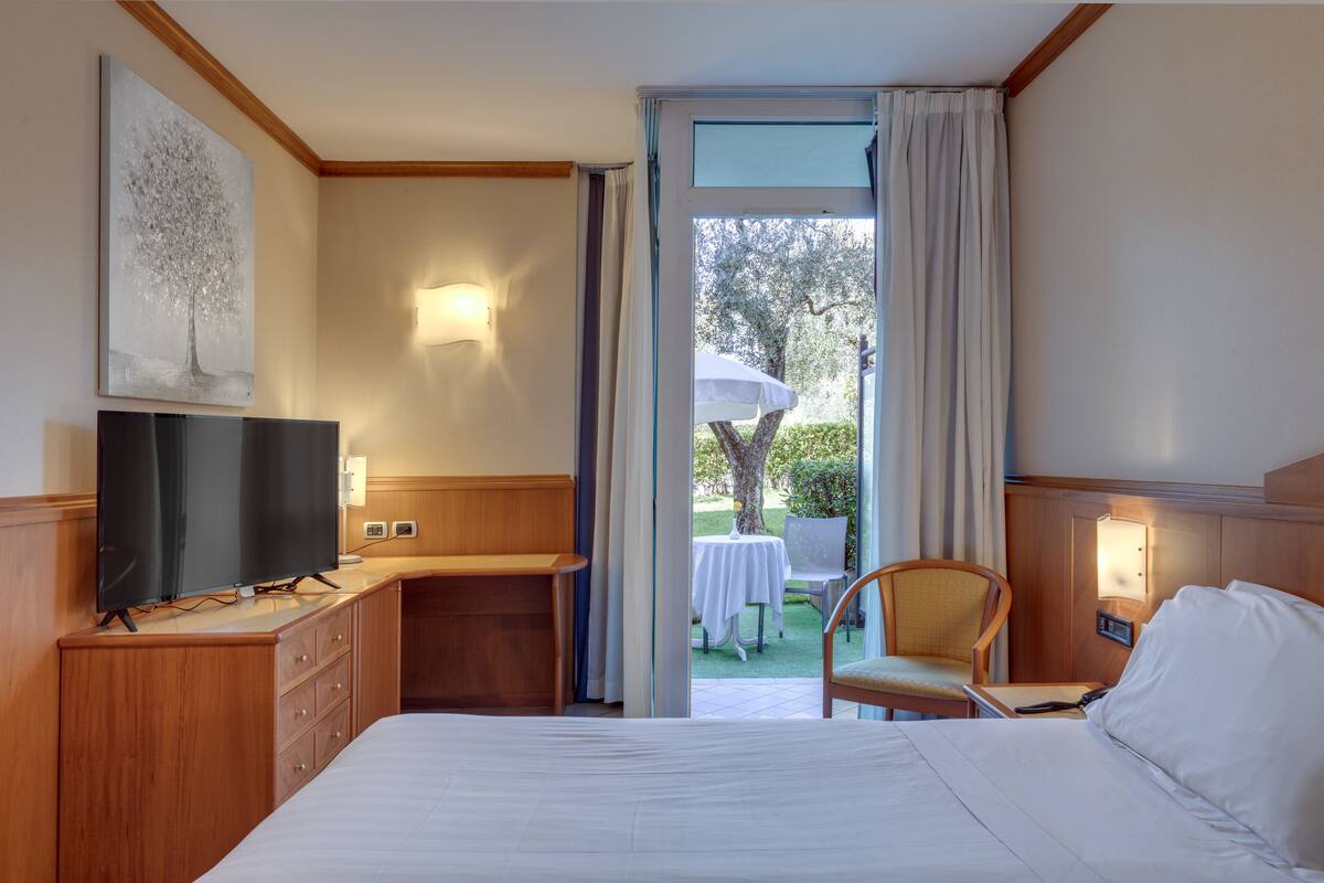 Phòng đôi hoặc 2 giường đơn Tiêu chuẩn | Bộ đồ giường cao cấp, chăn bông, minibar, két bảo mật tại phòng 