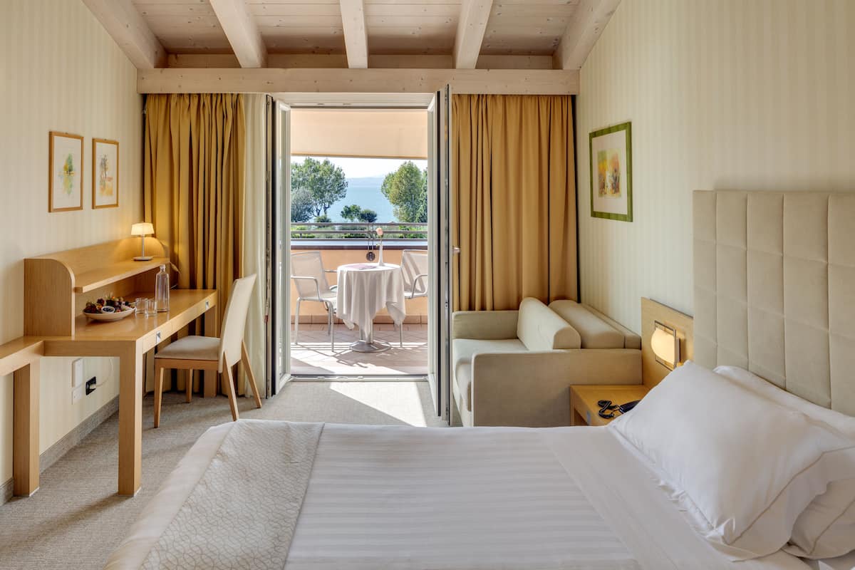 Ropa de cama de alta calidad, cubrecamas y minibar