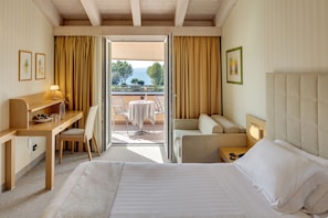 Camera Comfort con letto matrimoniale o 2 letti singoli, balcone, vista lago (TOP) | Biancheria da letto di alta qualità, copriletto in piuma, minibar