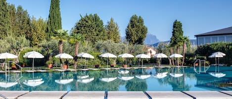Una piscina cubierta, 4 piscinas al aire libre, sombrillas