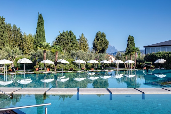 Piscine couverte, 4 piscines extérieures, parasols de plage