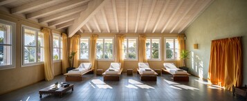 Salas de tratamiento para parejas, un sauna, una bañera de hidromasaje