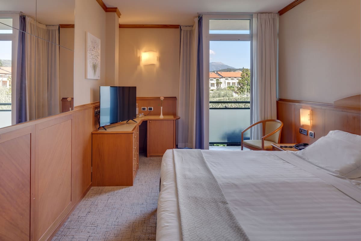 Ropa de cama de alta calidad, cubrecamas y minibar