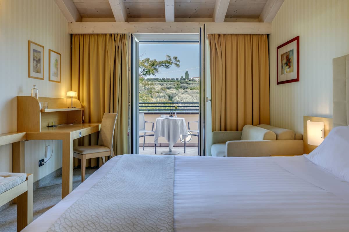 Ropa de cama de alta calidad, cubrecamas y minibar