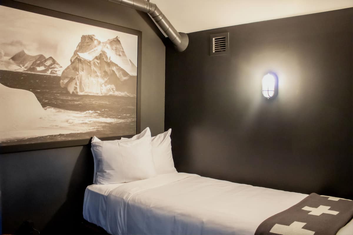 Room (The Trailblazer | Pod) | Peti besi dalam bilik, dihias secara berasingan