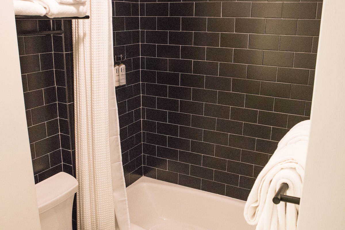 suite, multiple beds (trekker) | bathroom | combined shower/bathtub, free toiletries, hair dryer, towels