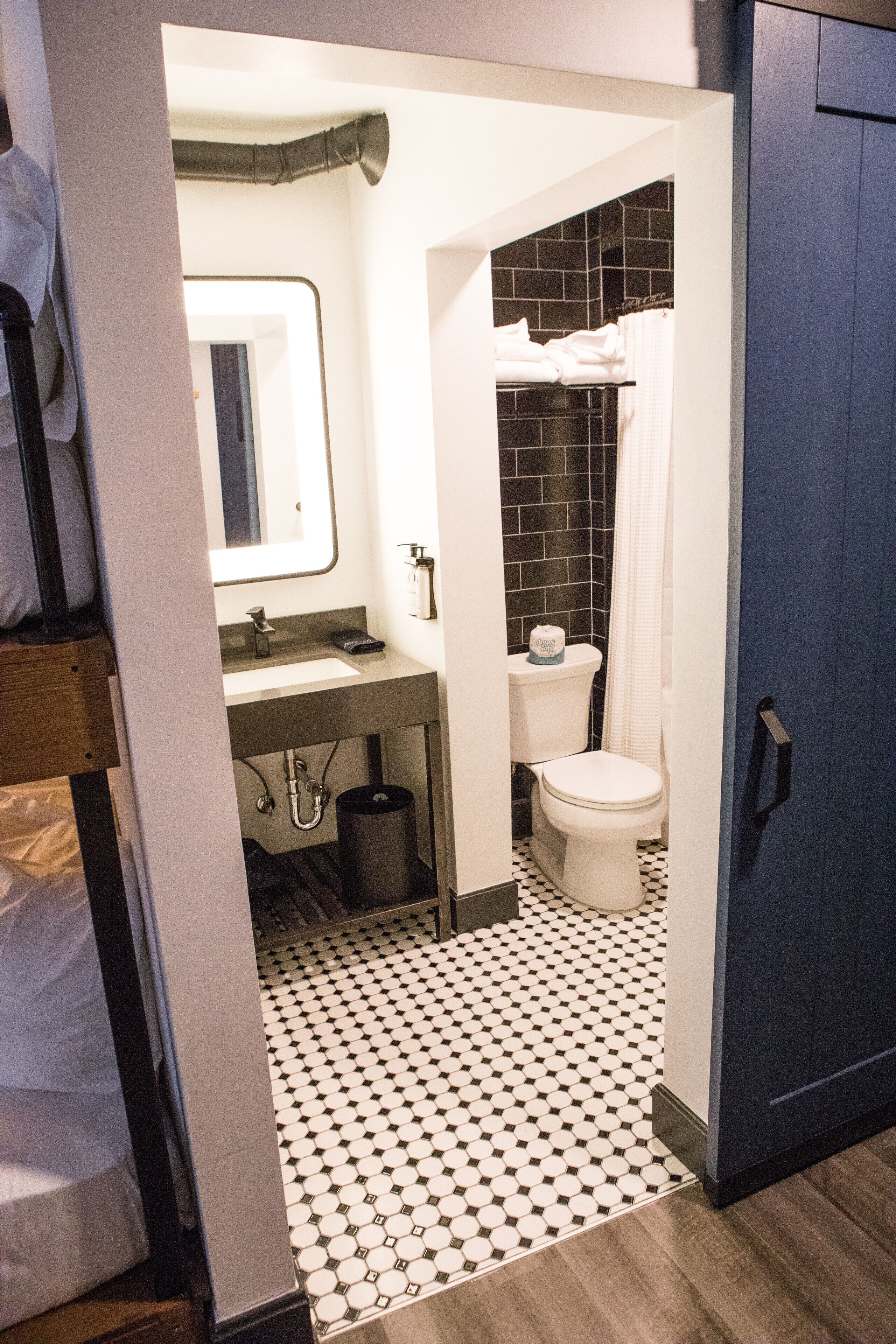 suite (the gnarnia | bunk) | bathroom | combined shower/bathtub, free toiletries, hair dryer, towels