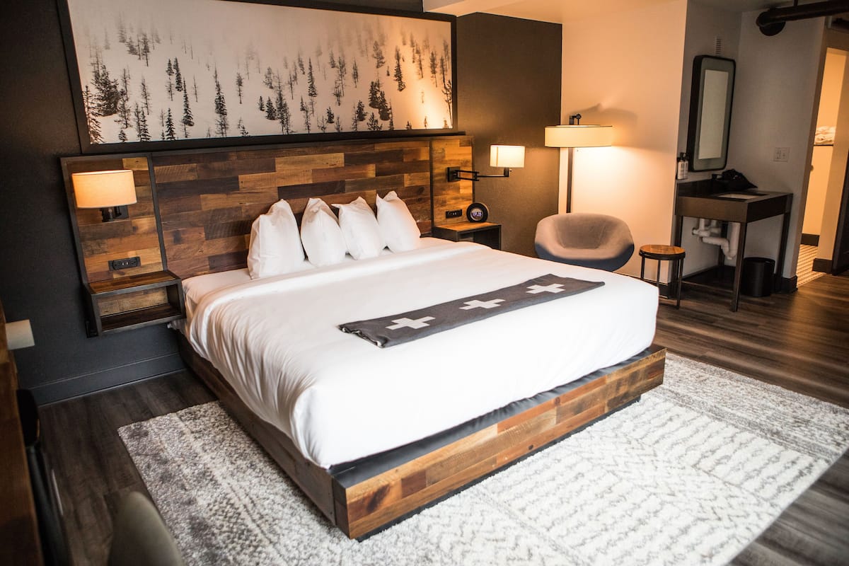 Room, 1 Katil Raja (King), Accessible (The Alpinist) | Peti besi dalam bilik, dihias secara berasingan