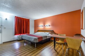 Een bureau, gratis wifi, beddengoed