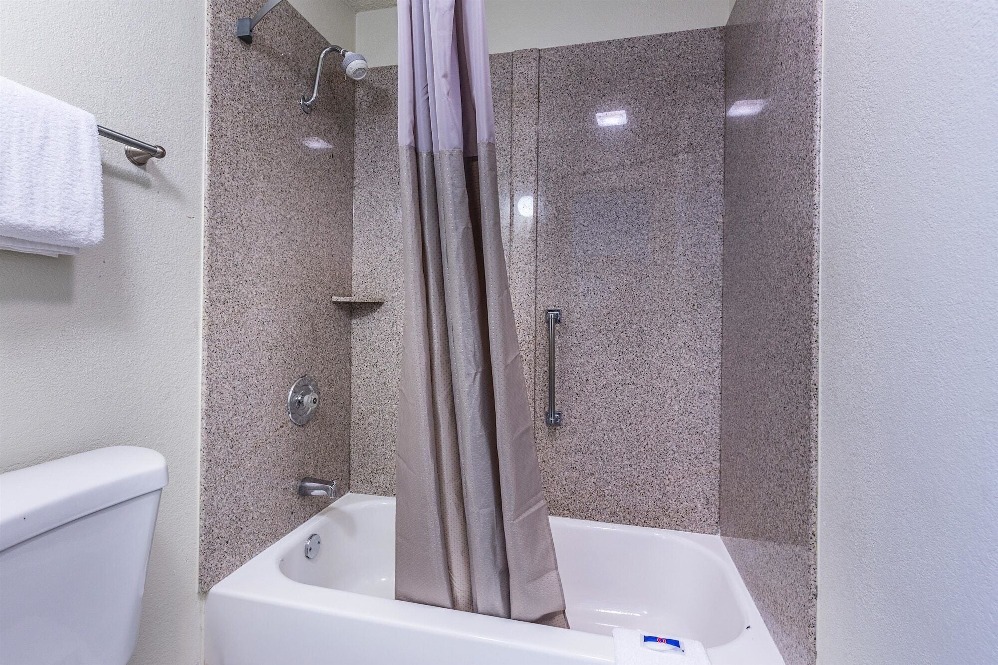 Combined shower/bathtub, towels