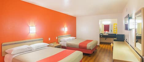 Rom, 2 queensize-senger, ikke-røyk, kjøleskap og mikrobølgeovn | Skrivebord, wi-fi (inkludert) og sengetøy