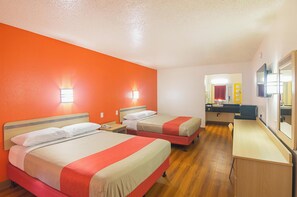 Zimmer, 2 Queen-Betten, Nichtraucher, Kühlschrank und Mikrowelle | Schreibtisch, kostenloses WLAN, Bettwäsche