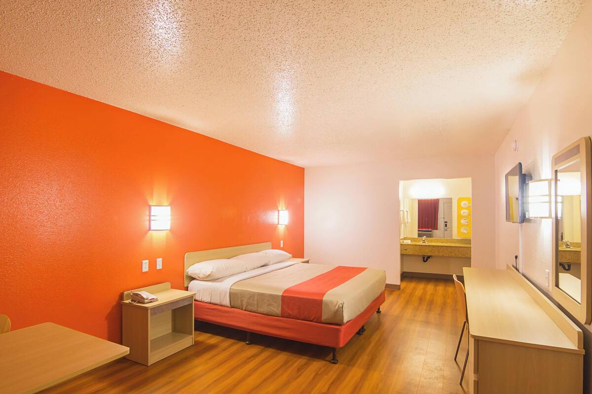 Room, 1 Double Bed, Smoking, Refrigerator & Microwave | Desk, WiFi (free), bed sheets