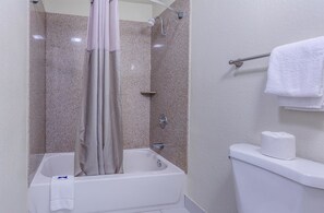 Combined shower/tub, towels