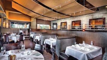 2 restaurants; lunch and dinner served