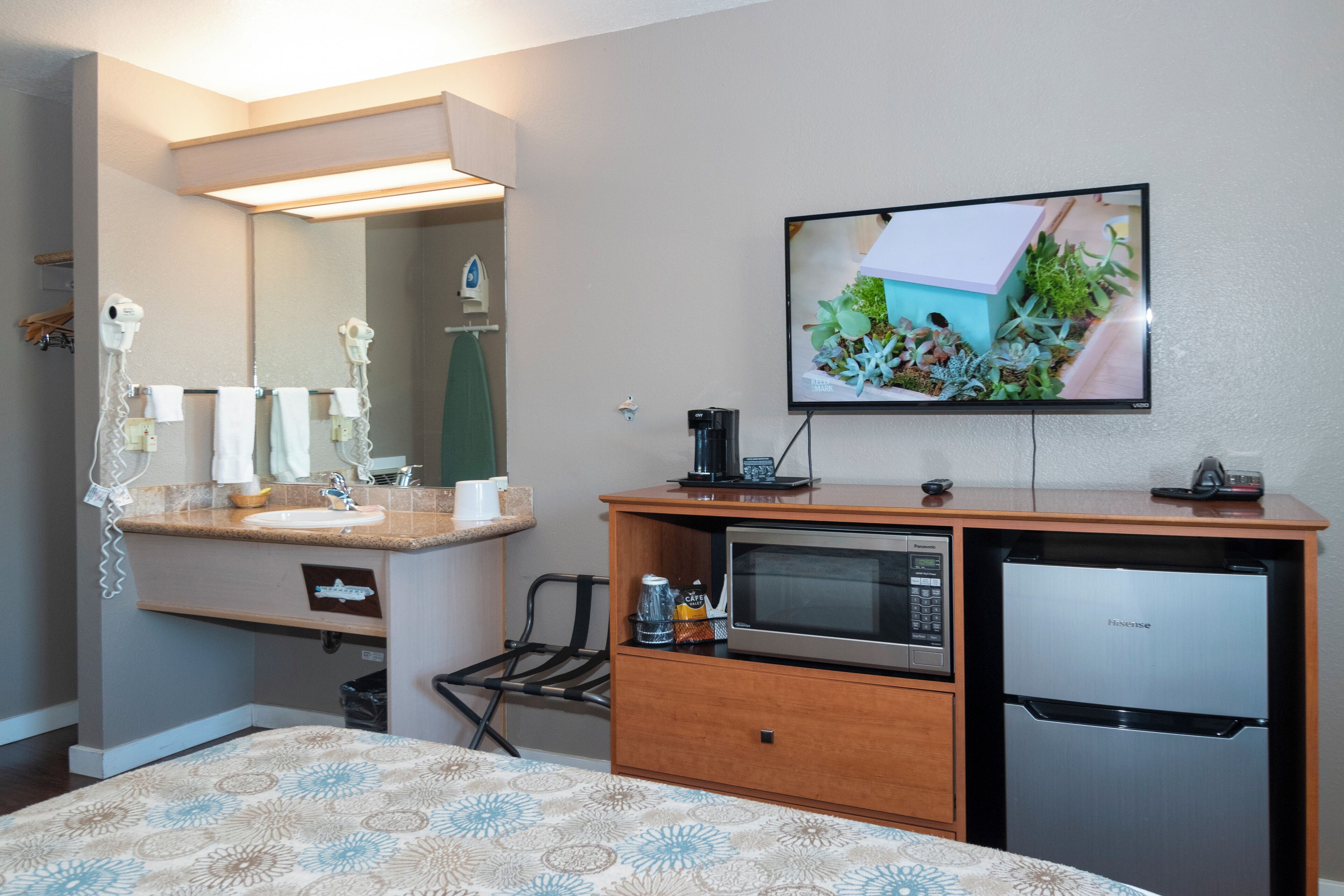 Premium bedding, iron/ironing board, free WiFi, bed sheets