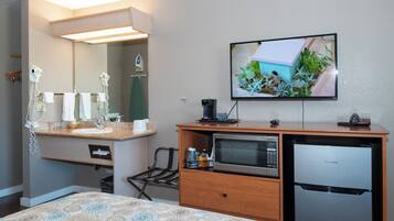 Standard Room, Non Smoking | Premium bedding, iron/ironing board, free WiFi, bed sheets