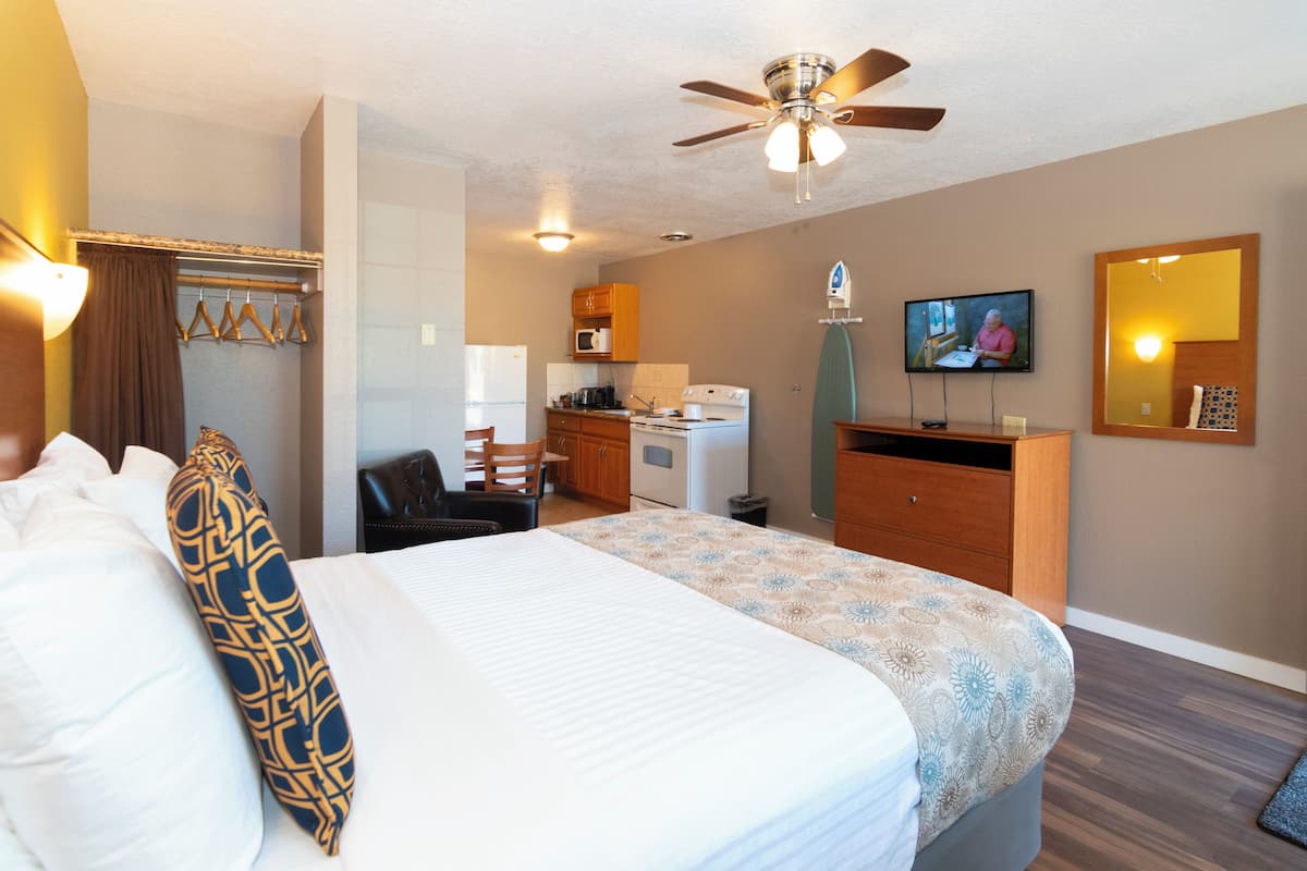 Suite, 1 Queen Bed, Non Smoking | 1 bedroom, premium bedding, iron/ironing board, free WiFi