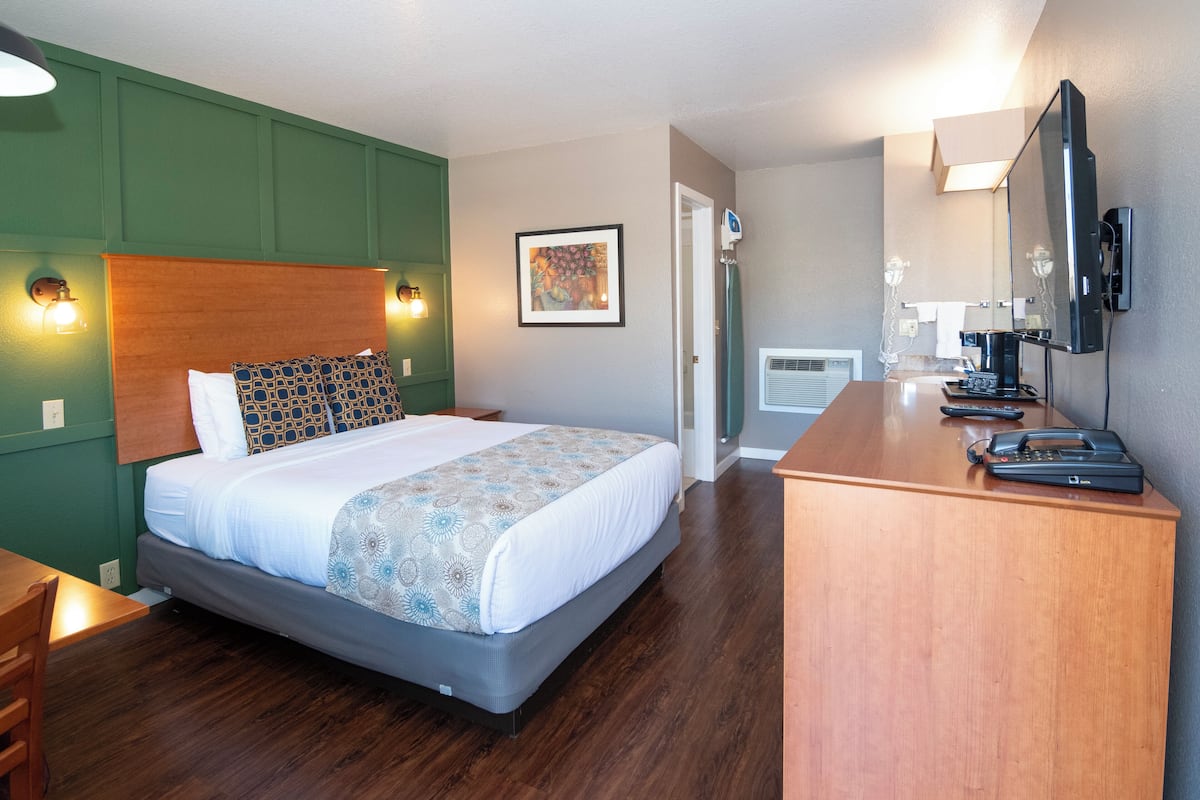 Standard Room, Non Smoking | 1 bedroom, premium bedding, iron/ironing board, free WiFi