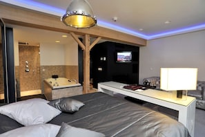 Superior Suite, Multiple Beds (Theme) | Desk, laptop workspace, blackout drapes, iron/ironing board - Golden Tulip West Ende (Helmond)