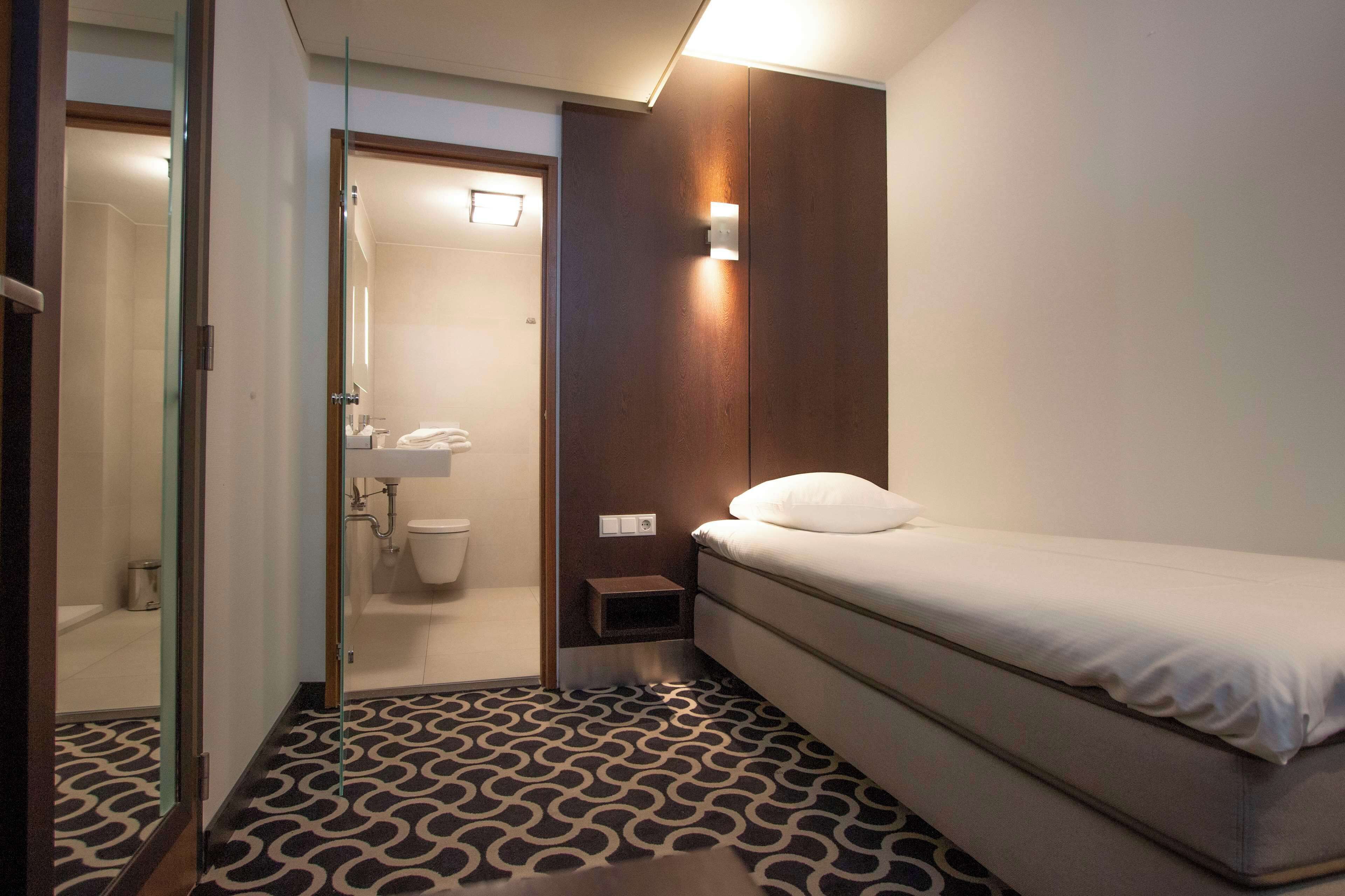 1 bedroom, desk, laptop workspace, blackout curtains