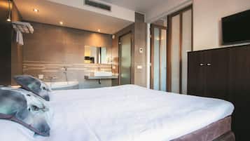 Apartment, Multiple Beds, Kitchen | Desk, laptop workspace, blackout drapes, iron/ironing board