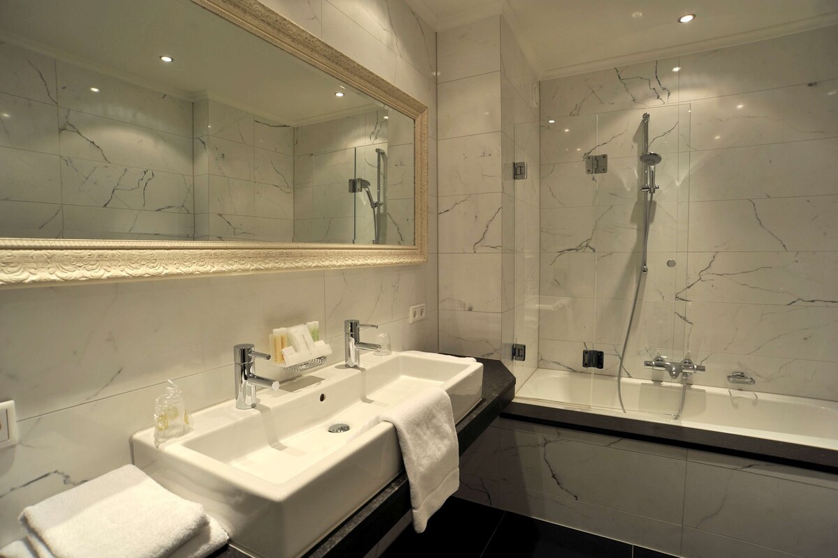 Superior Room, 2 Katil Bujang (Single), Bathtub | Bilik Mandi | Gabungan pancuran/tab mandi, kelengkapan dandanan diri mesra alam 