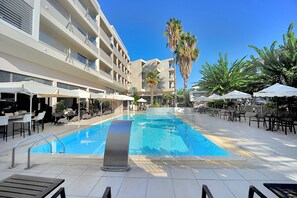 屋外プール、プール パラソル、サンラウンジャー