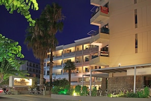 Front of property - evening/night - Saint Constantin Hotel (Kos)