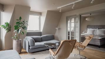 Suite – president, balkong, havneutsikt | Sengetøy av topp kvalitet, dundyner og safe på rommet