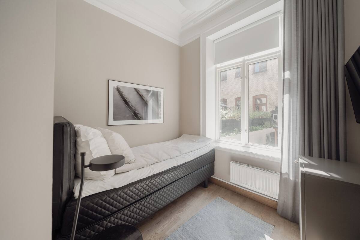 Comfort Single Room | Premium bedding, down comforters, in-room safe, blackout drapes