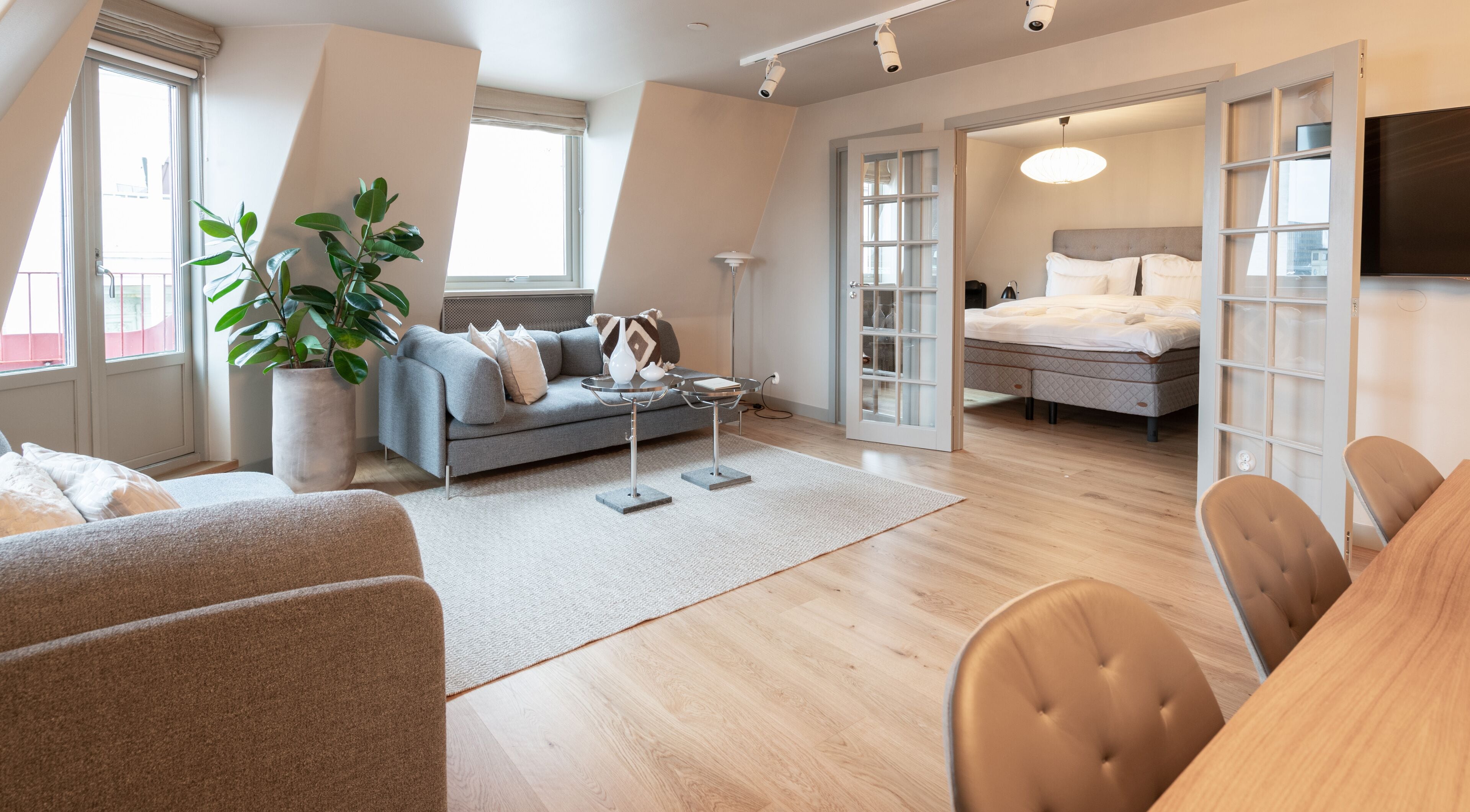 Premium bedding, down comforters, in-room safe, individually decorated