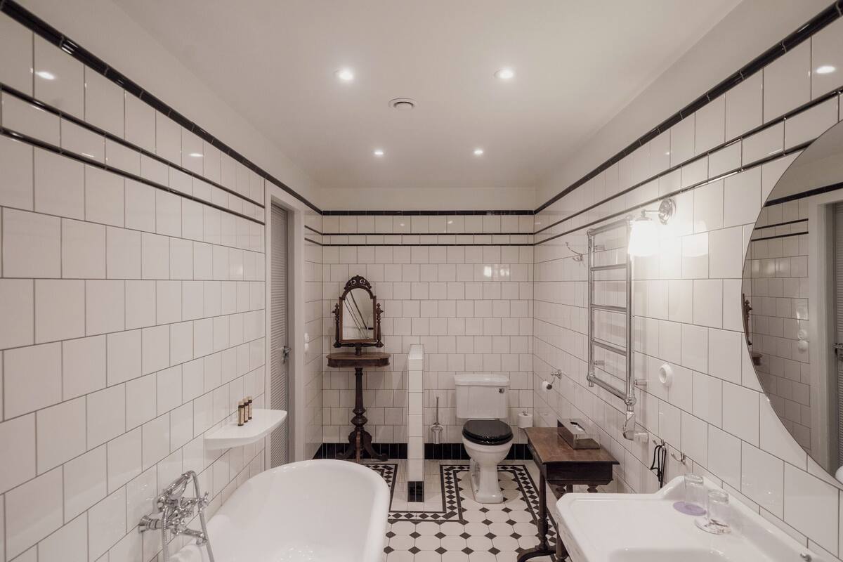 presidential suite, balcony, harbour view | bathroom | hair dryer, towels, soap, shampoo