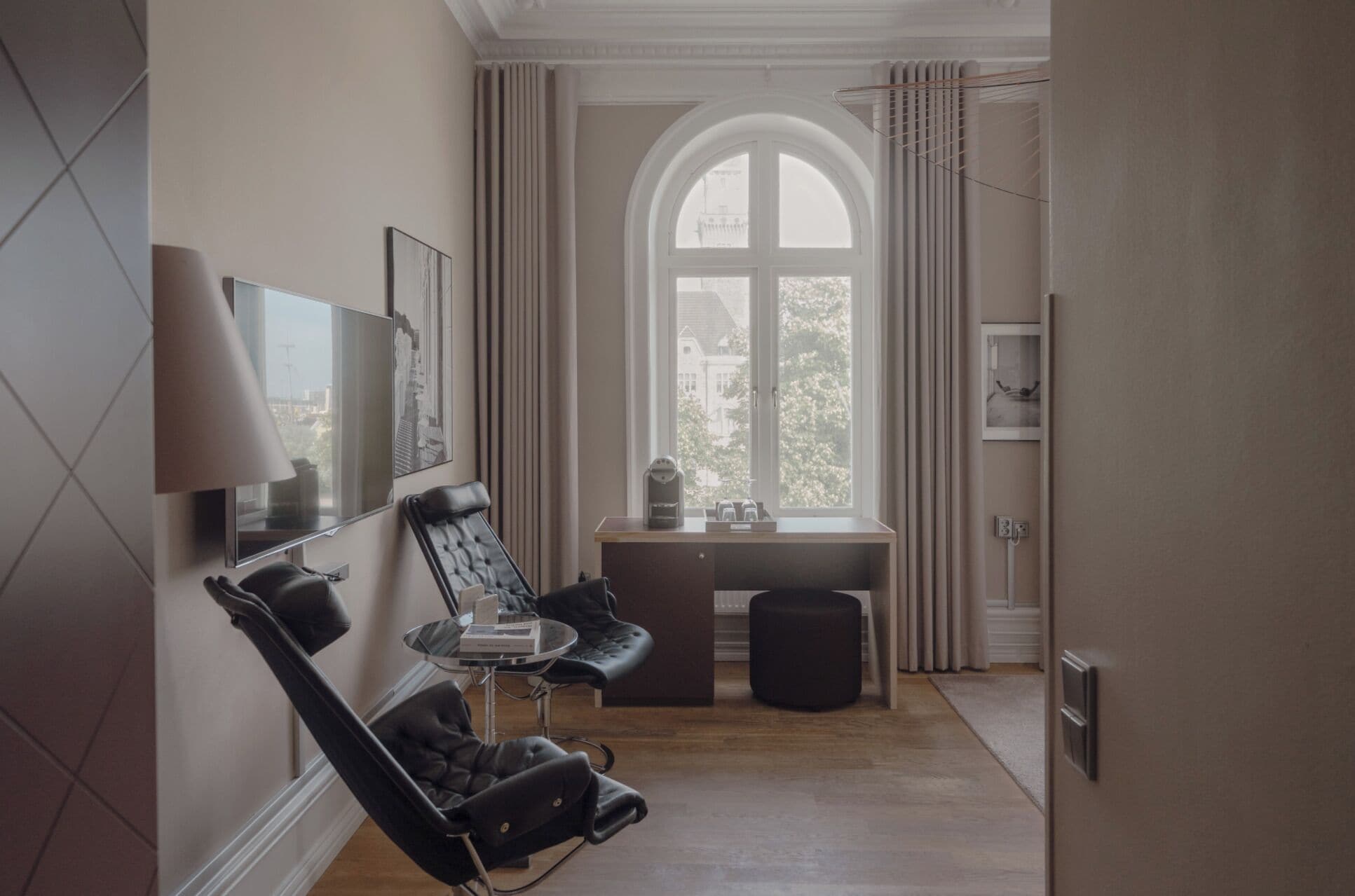 Dobbeltrom – deluxe, havneutsikt | Sengetøy av topp kvalitet, dundyner og safe på rommet