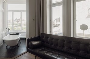 Premium tweepersoonskamer, uitzicht op haven | Luxe beddengoed, donsdekens, een kluis op de kamer