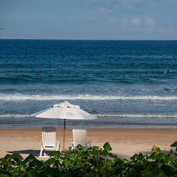 En la playa, sombrillas, toallas de playa, surf