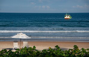 On the beach, beach umbrellas, beach towels, surfing - Le Relais La Borie (Búzios)