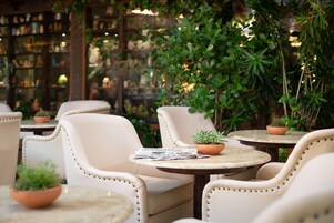 2 barir/setustofur, sundlaugabar