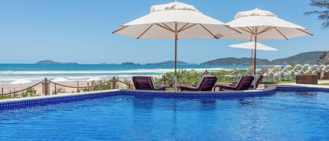 2 piscines extérieures, parasols de plage, chaises longues