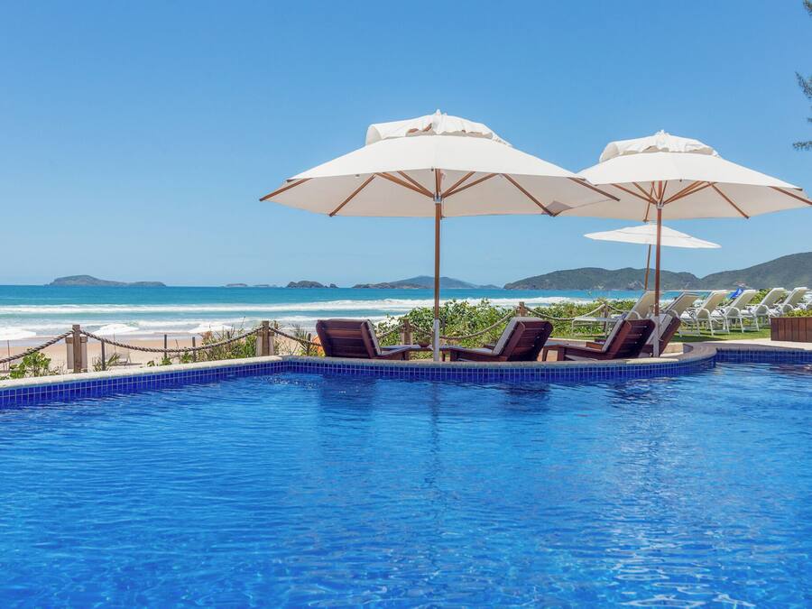 2 piscinas externas, funciona das 11h às 18h, guarda-sóis