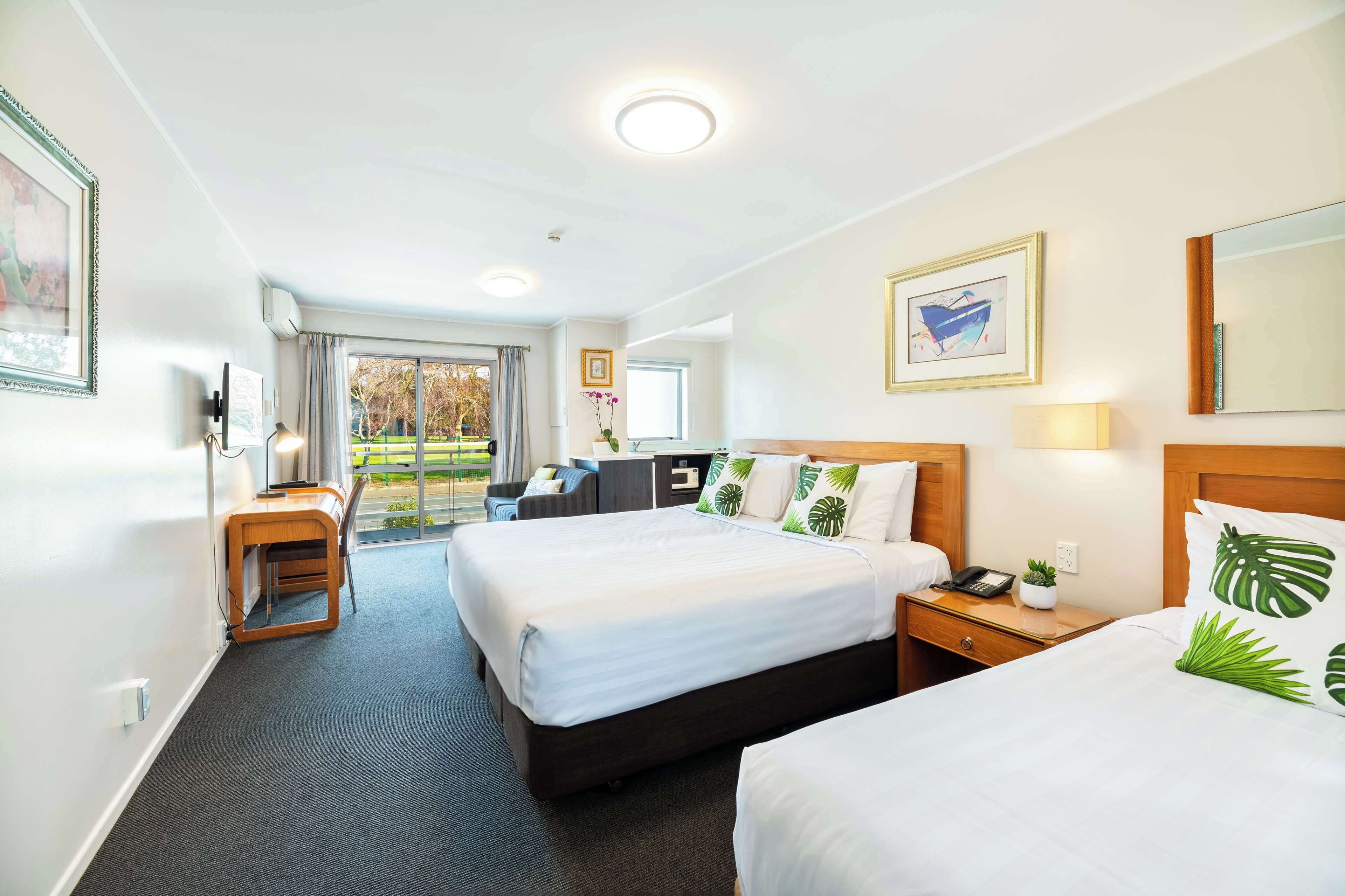 Standaard kamer, Meerdere bedden, niet-roken, keuken (Dining Table) | Kamervoorziening