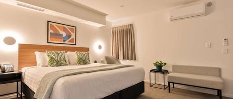 Ropa de cama de alta calidad, escritorio, cortinas opacas