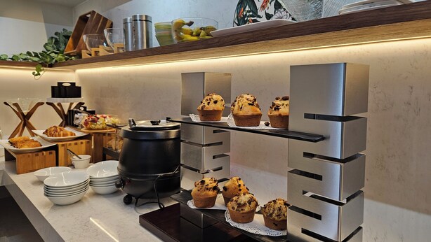 Una cucina moderna con un angolo buffet, che offre una selezione di prodotti da forno e una postazione caffè.