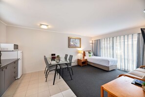 Premium bedding, individually decorated, individually furnished, desk - Best Western Newmarket Inn & Suites (Auckland)
