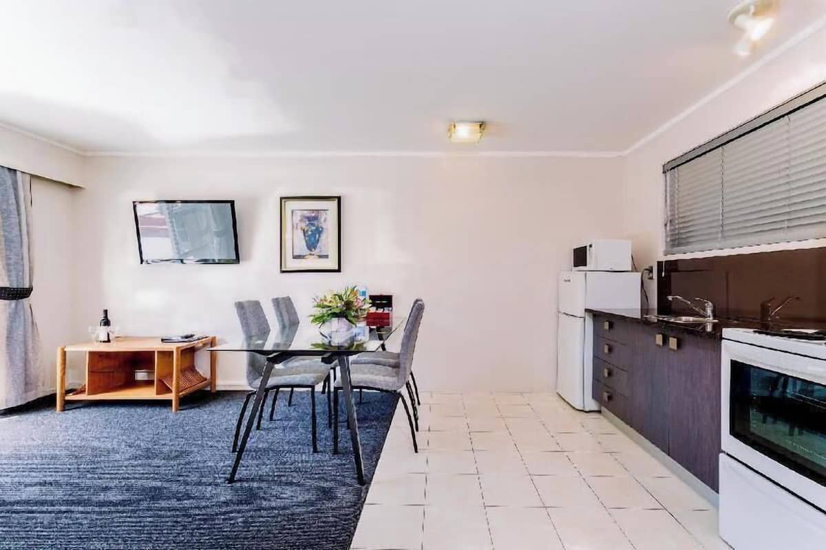 Yksityinen keittiö | Jääkaappi, mikroaaltouuni, kahvin-/teenkeitin, vedenkeitin